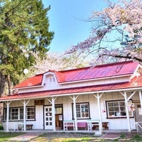 赤い屋根の喫茶店 駅舎の写真